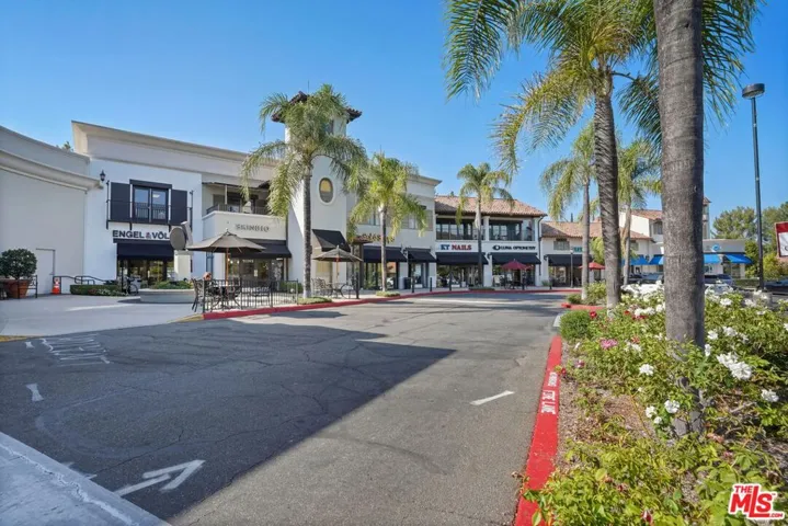 Nearby Shopping on Mulholland