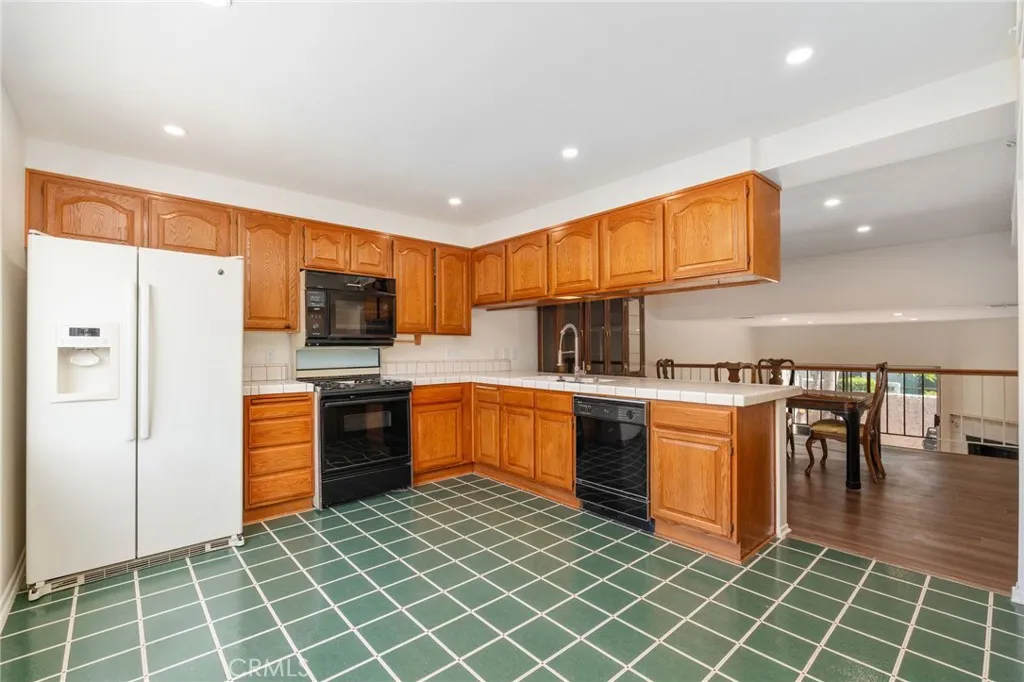 18360 Collins E, Tarzana, California 91356 home-pic-11