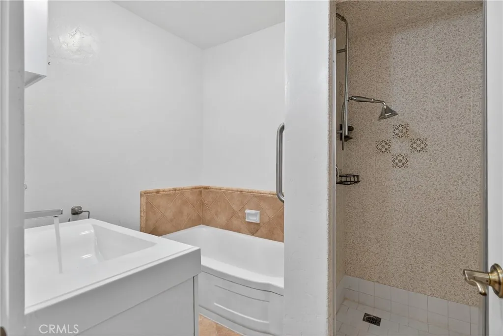 1014 Maple Avenue, Torrance, California 90503 home-pic-18