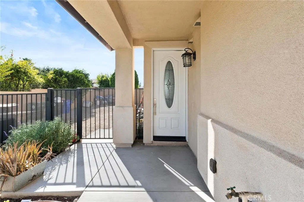 572 N Teakwood, Rialto, California 92376 home-pic-2