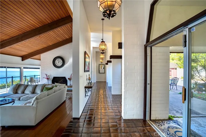 481 Dartmoor Street, Laguna Beach, California 92651