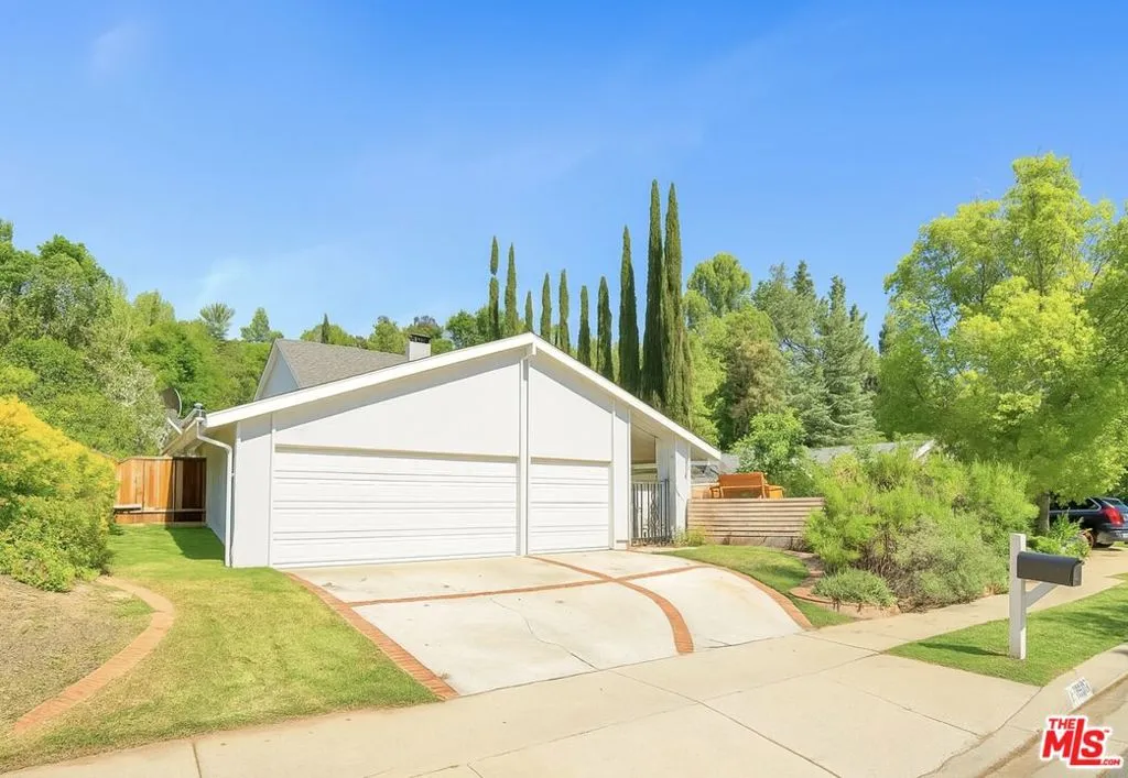 3952 Patrick Henry Place, Agoura Hills, California 91301 home-pic-1