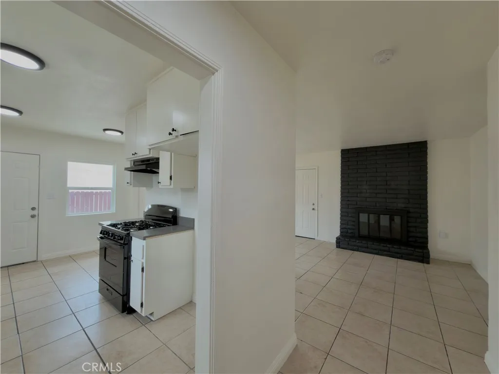 332 E Rosewood, Rialto, California 92376 home-pic-2