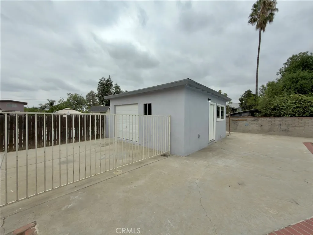 332 E Rosewood, Rialto, California 92376 home-pic-20