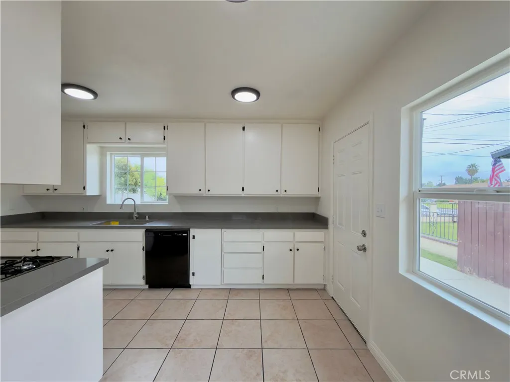 332 E Rosewood, Rialto, California 92376 home-pic-5