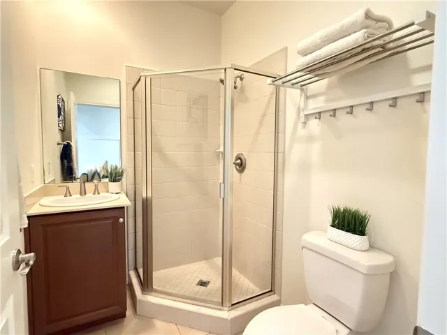 Main floor full bathroom