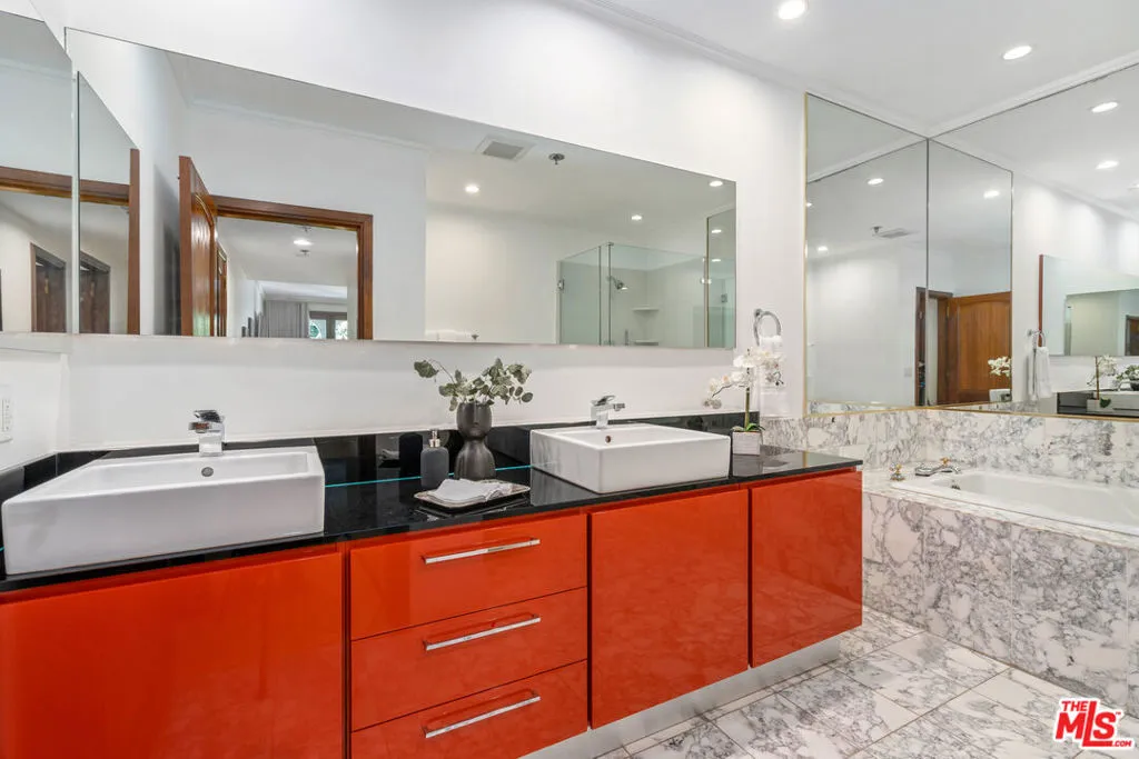 9249 Burton Way 302, Beverly Hills, California 90210 home-pic-35