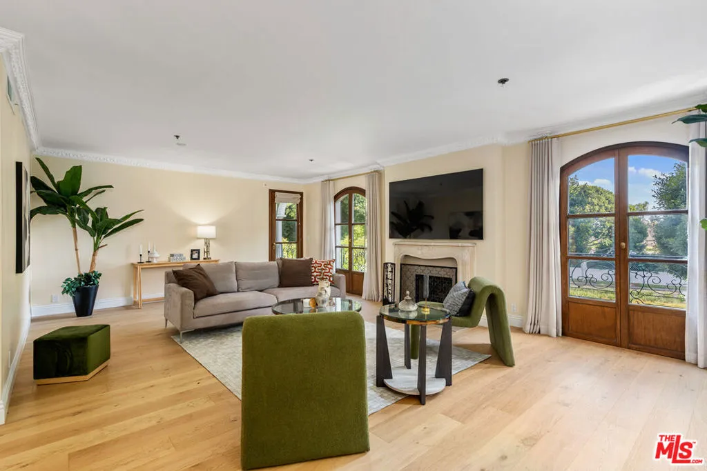 9249 Burton Way 302, Beverly Hills, California 90210 home-pic-11