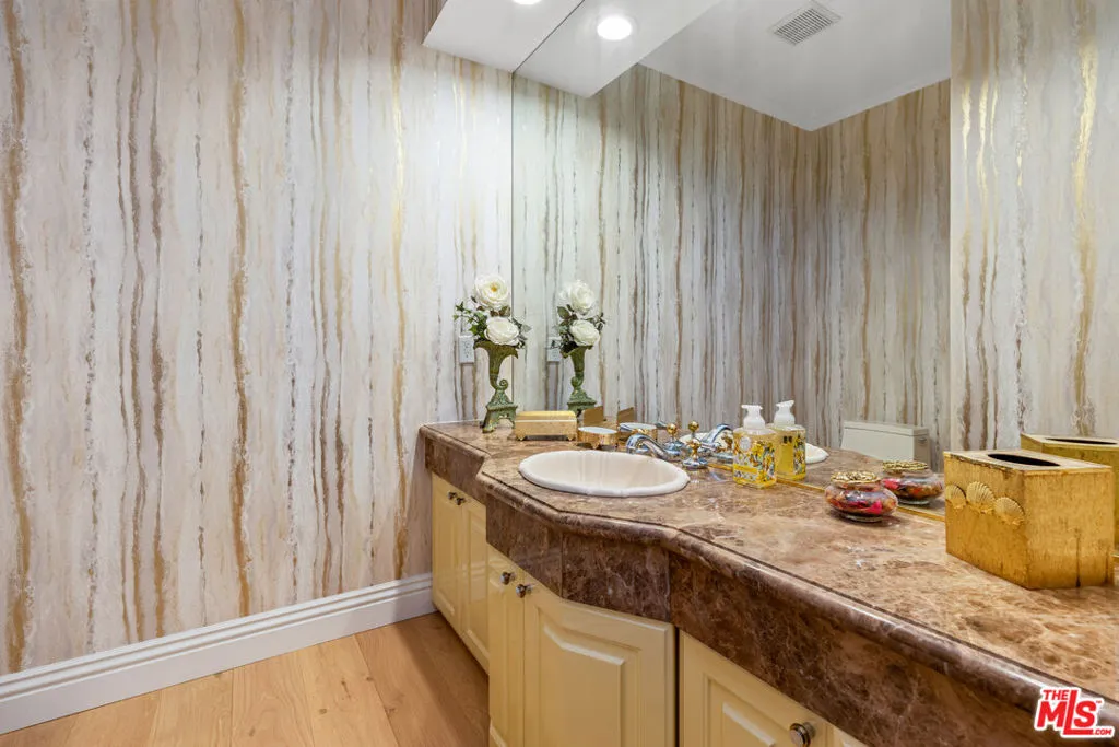 9249 Burton Way 302, Beverly Hills, California 90210 home-pic-9