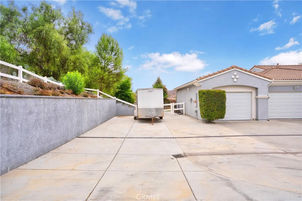24006 Spencer Butte Drive, Perris, California 92570 home-pic-3