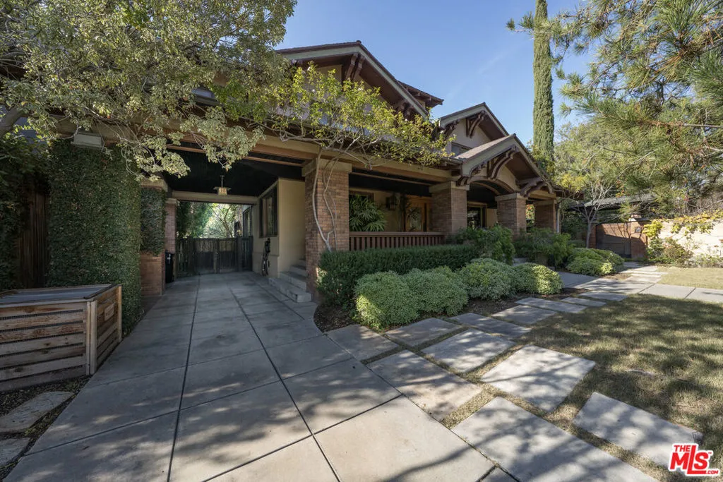 111 S Van Ness Avenue, Los Angeles, California 90004 home-pic-3