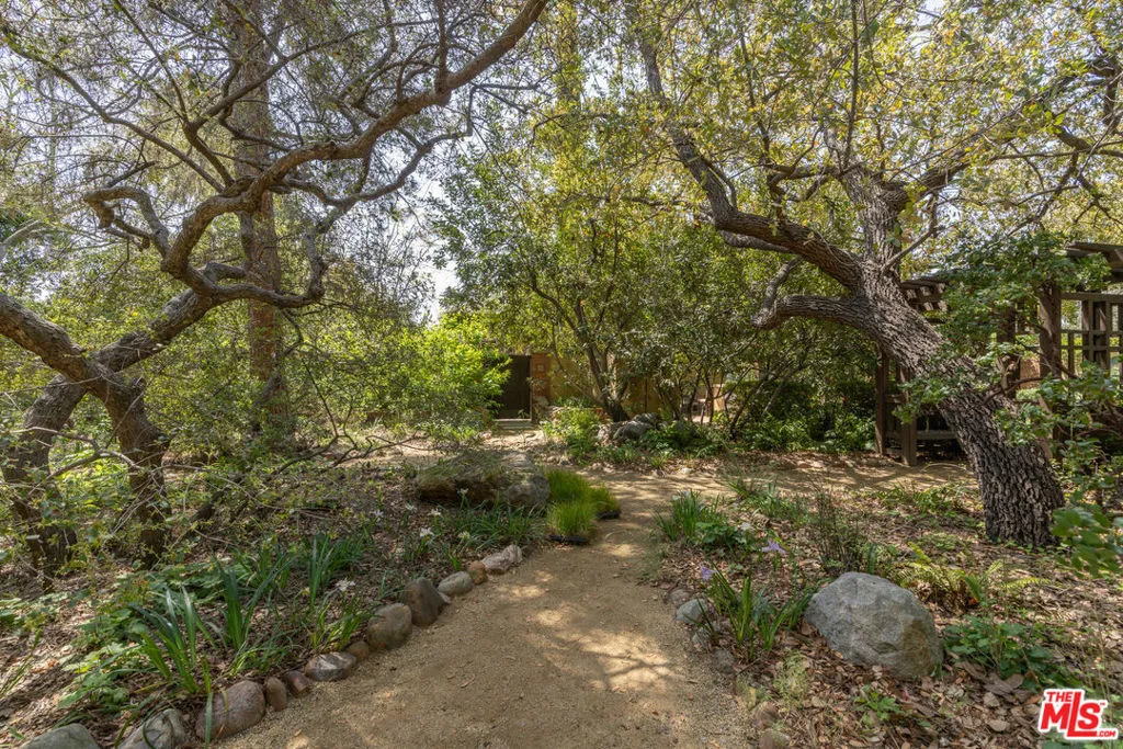 111 S Van Ness Avenue, Los Angeles, California 90004 home-pic-73