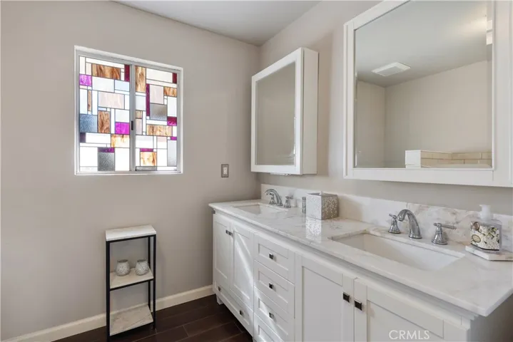 Hall/Guest Bathroom