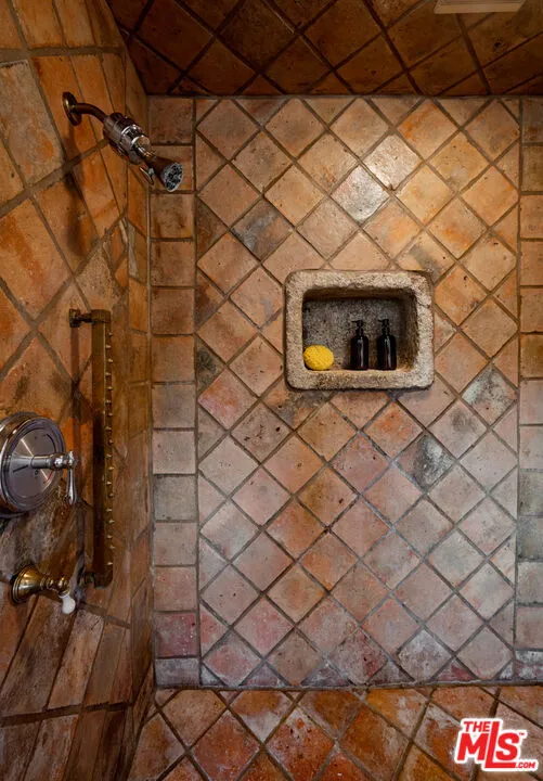 8579 Skyline Drive, Los Angeles, California 90046 home-pic-12