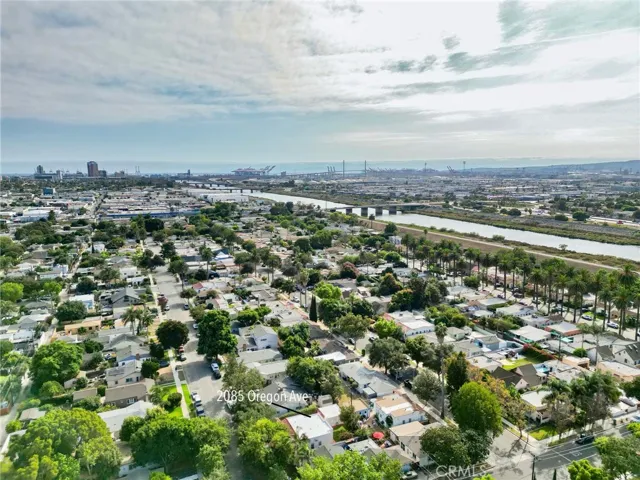 Less than 10 minutes to the beach & Downtown Long Beach