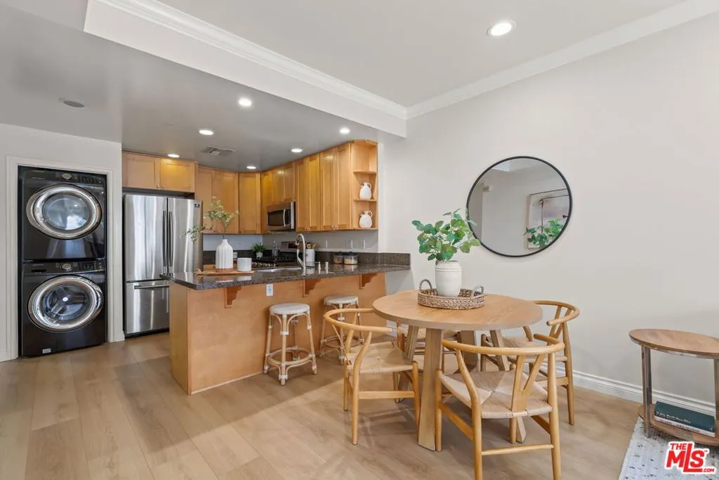 3061 W 12th Place 203, Los Angeles, California 90006 home-pic-4