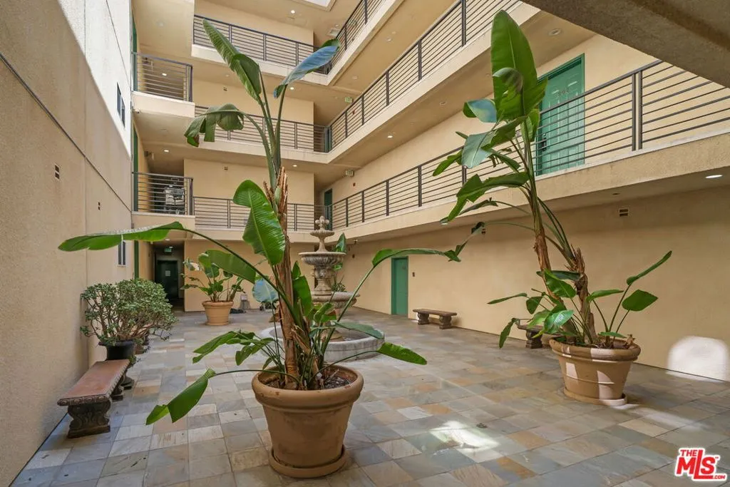 3061 W 12th Place 203, Los Angeles, California 90006 home-pic-29