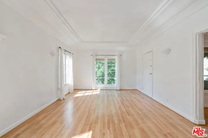 Living Room w/ Floods of Natur
