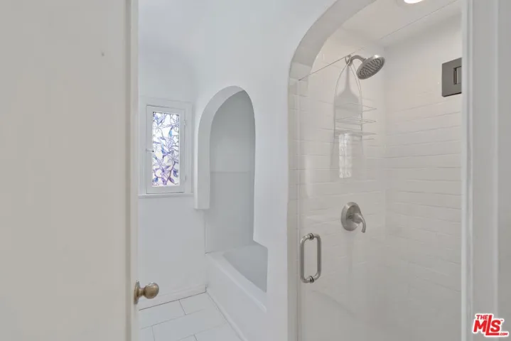 Full Bath in Hallway
