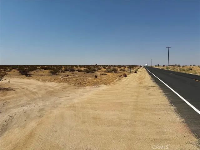 Dirt Road to property 1 minute drive!