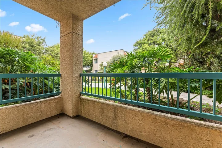 18307 #7 Burbank Blvd, Tarzana, California 91356