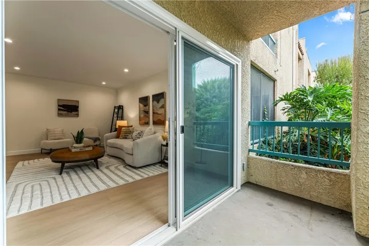 18307 #7 Burbank Blvd, Tarzana, California 91356
