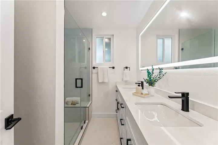 18307 #7 Burbank Blvd, Tarzana, California 91356