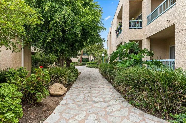 18307 #7 Burbank Blvd, Tarzana, California 91356