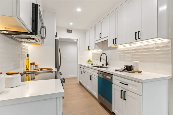 18307 #7 Burbank Blvd, Tarzana, California 91356