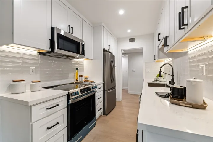 18307 #7 Burbank Blvd, Tarzana, California 91356