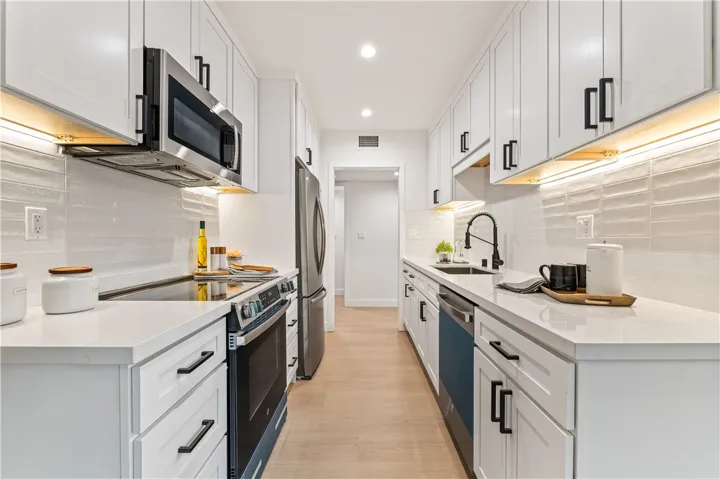 18307 #7 Burbank Blvd, Tarzana, California 91356