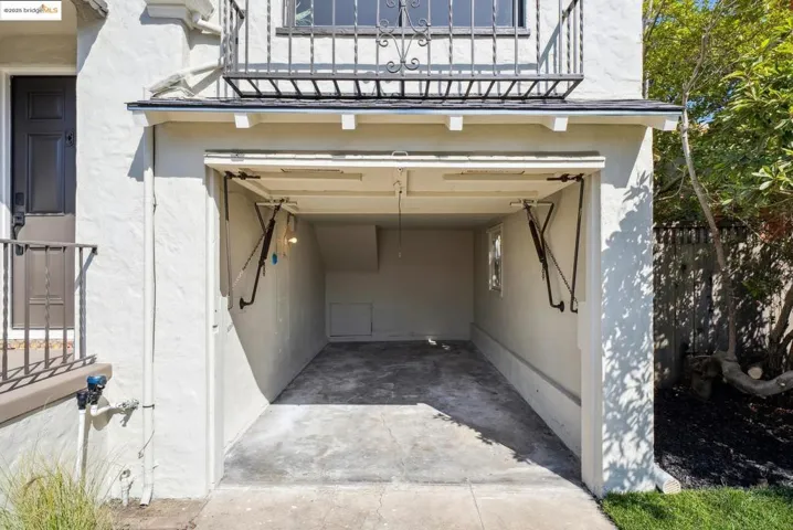 Entrance to property with a garage and stucco siding