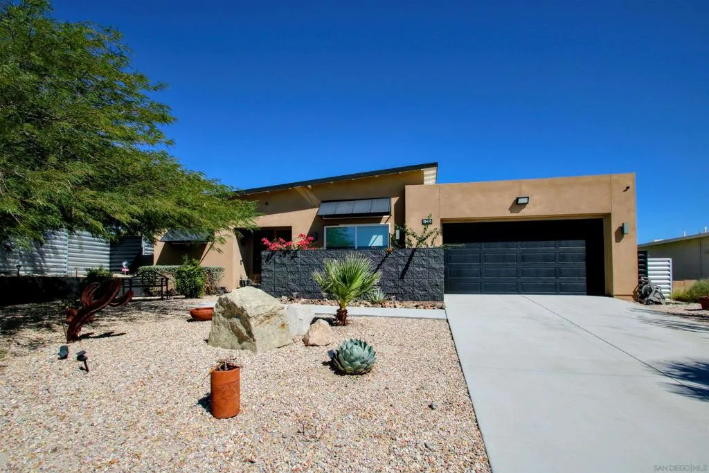 13868 Avenida La Vis, Desert Hot Springs, California 92240 home-pic-3