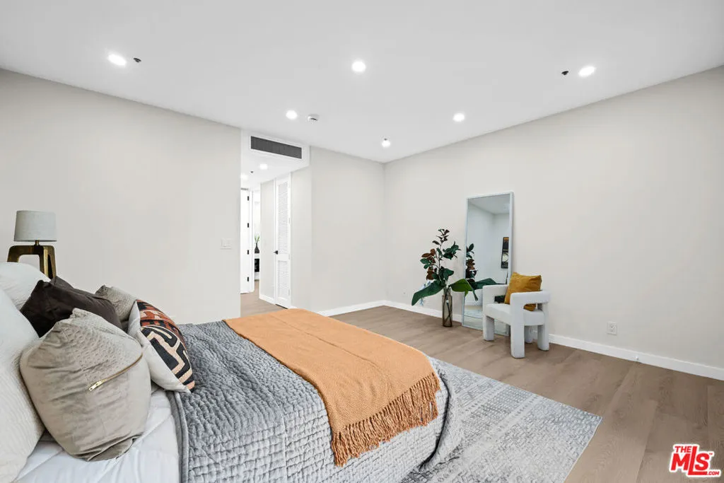 10750 Wilshire Boulevard 203, Los Angeles, California 90024 home-pic-18