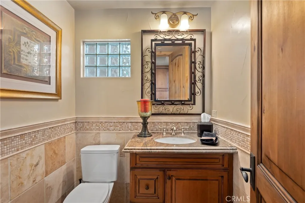 Hall bathroom, bathroom 5