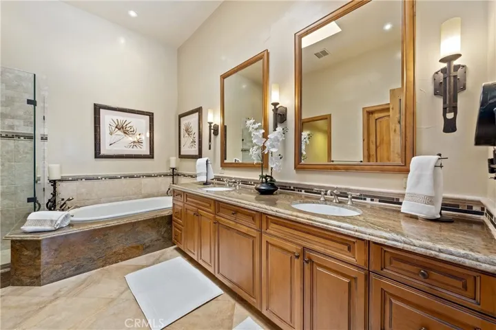 Primary en suite bathroom