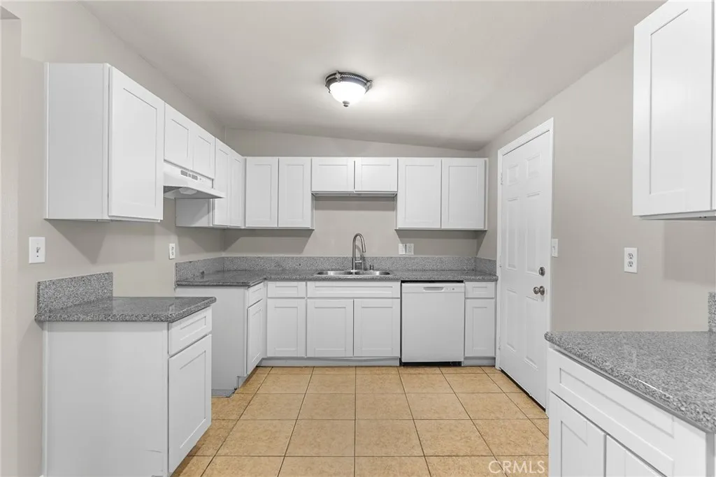 7427 Acoma Trail, Yucca Valley, California 92284 home-pic-2