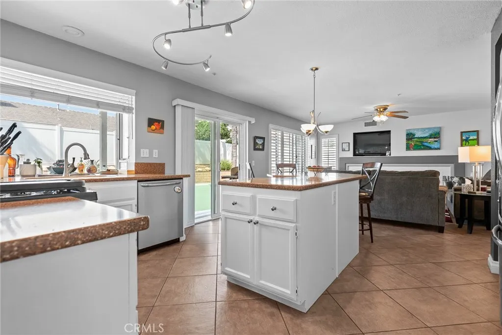 6828 6828 Tiara, Highland, California 92346 home-pic-12