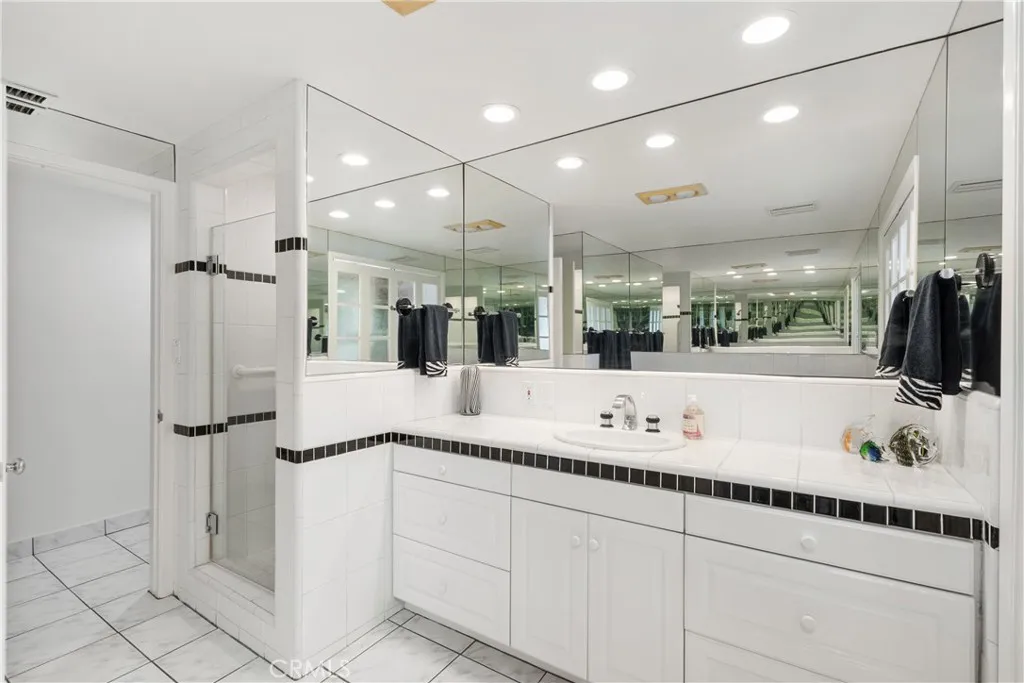5111 San Feliciano, Woodland Hills, California 91364 home-pic-16
