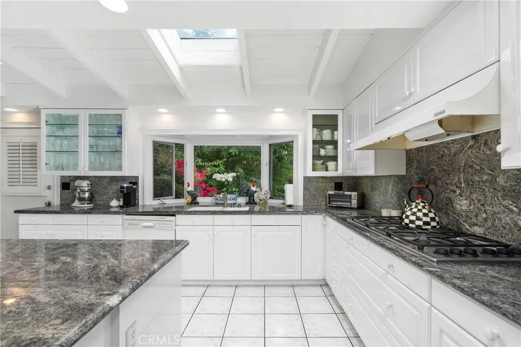 5111 San Feliciano, Woodland Hills, California 91364 home-pic-11