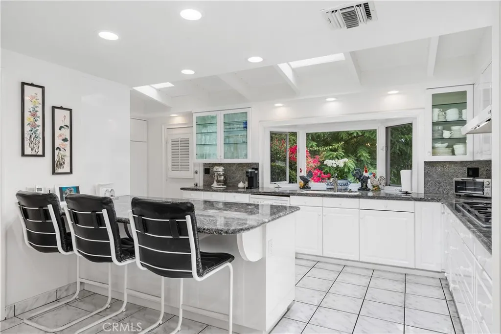 5111 San Feliciano, Woodland Hills, California 91364 home-pic-10