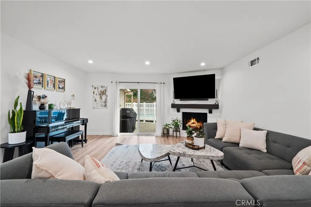 5042 Carolyn Way, Glendale, California 91214 home-pic-1