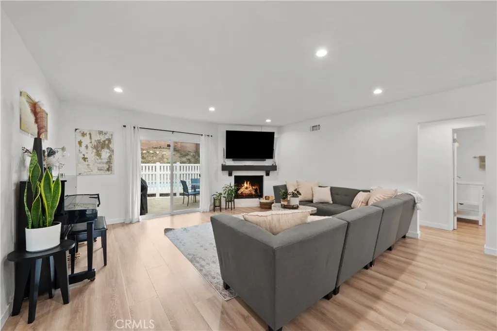 5042 Carolyn Way, Glendale, California 91214 home-pic-0