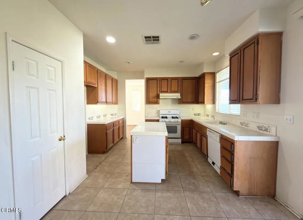 13720 Dove Court, Victorville, California 92394 home-pic-4