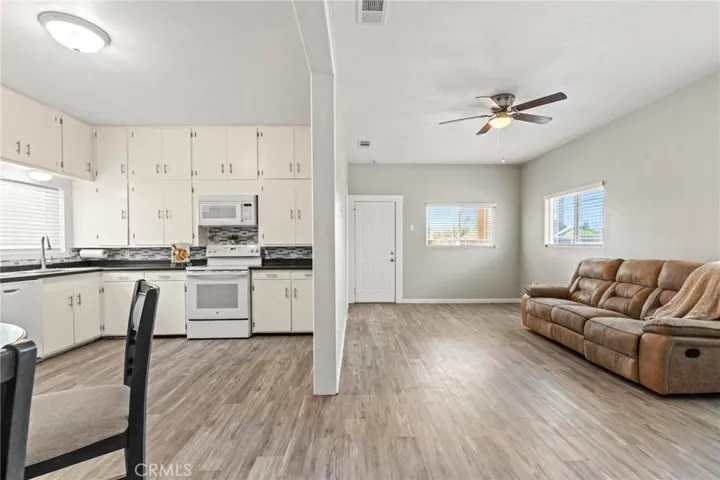 GREATROOM & KITCHEN