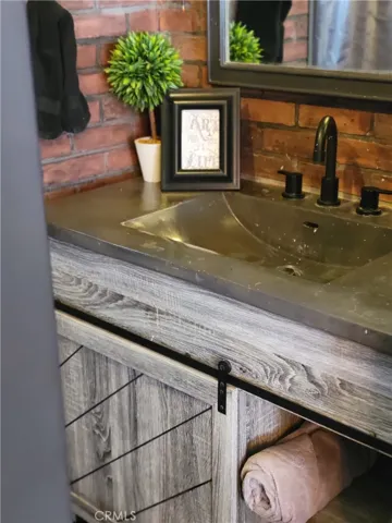 First bathroom adjacent to the 2 bedrooms