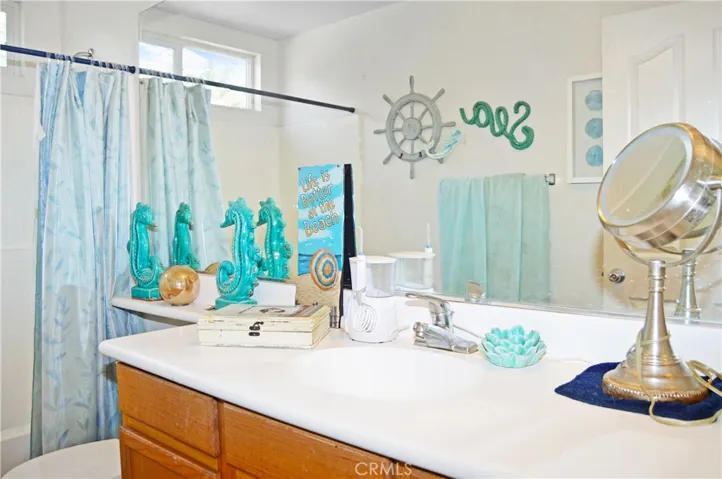 2nd Bath (Upstairs)