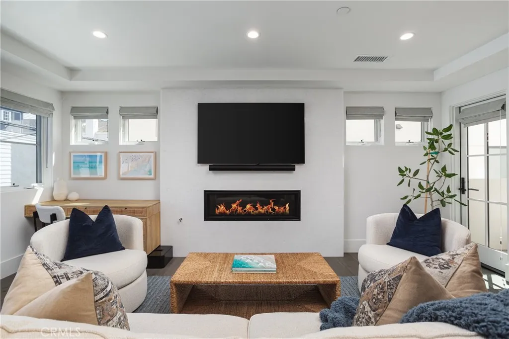 714 1/2 Iris Avenue, Corona Del Mar, California 92625 home-pic-0