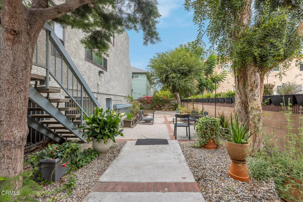 5230 Bellingham Avenue 6, Valley Village, California 91607 home-pic-56