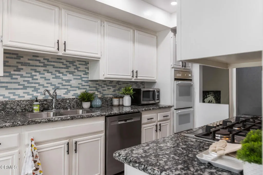 5230 Bellingham Avenue 6, Valley Village, California 91607 home-pic-20
